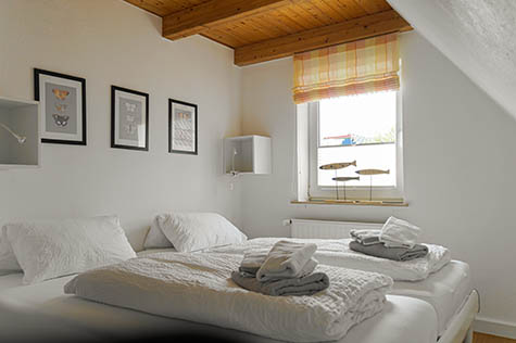 Schlafzimmer Doppelbett Ferienwohnung Urlaub Föhr